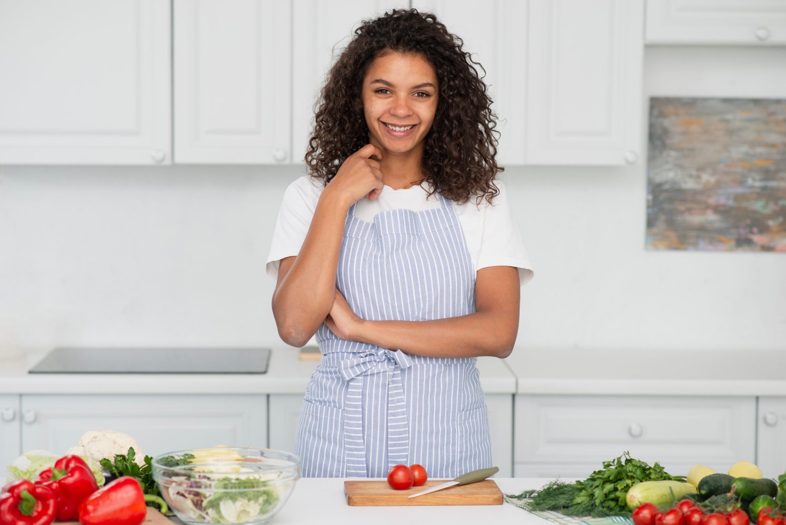 front-view-smiling-afro-american-woman
